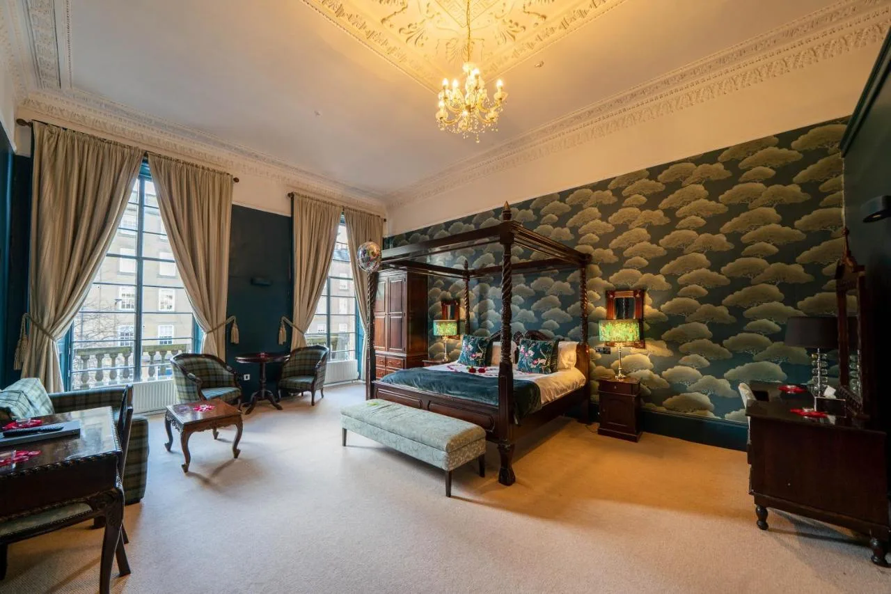 Suite With Four Poster Bed